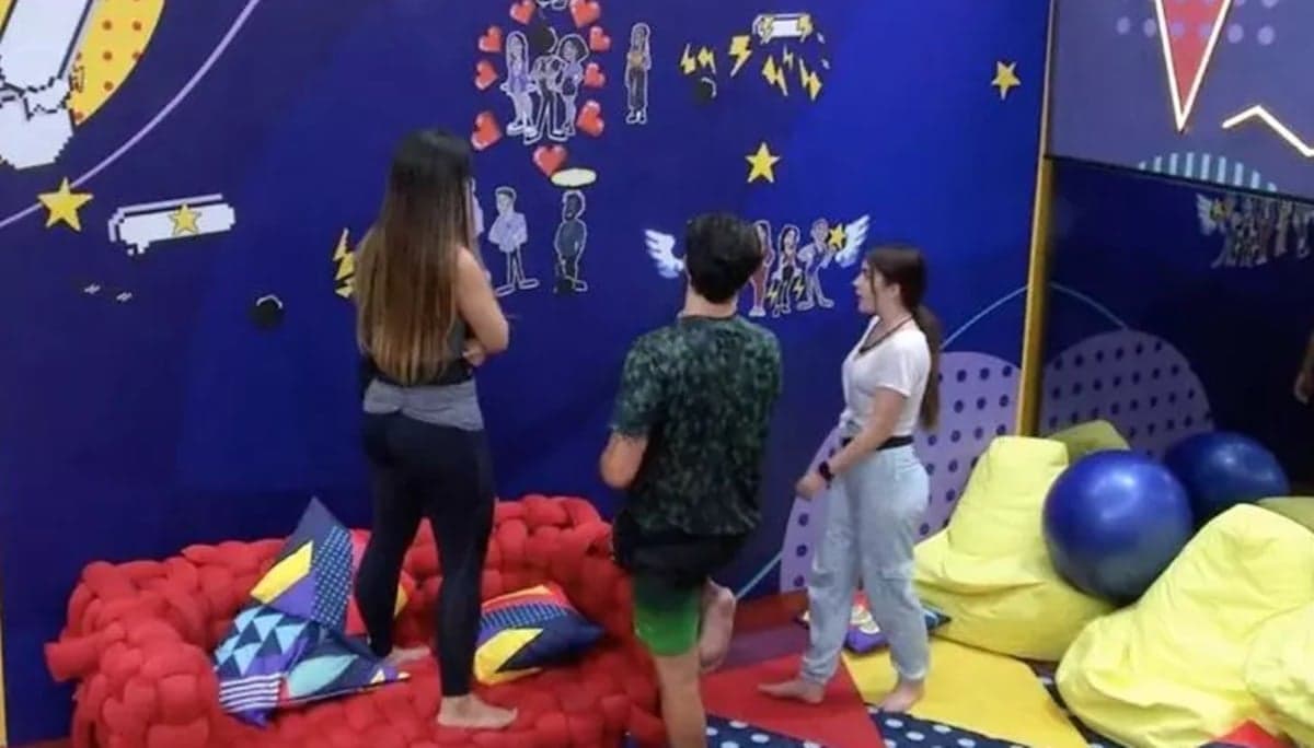 Membros do quarto lollipop analisam as caricaturas e chegam a conclusão para votação da semana (Reprodução/ Globoplay) Membros do quarto lollipop analisam as caricaturas e chegam a conclusão para votação da semana (Reprodução/ Globoplay)