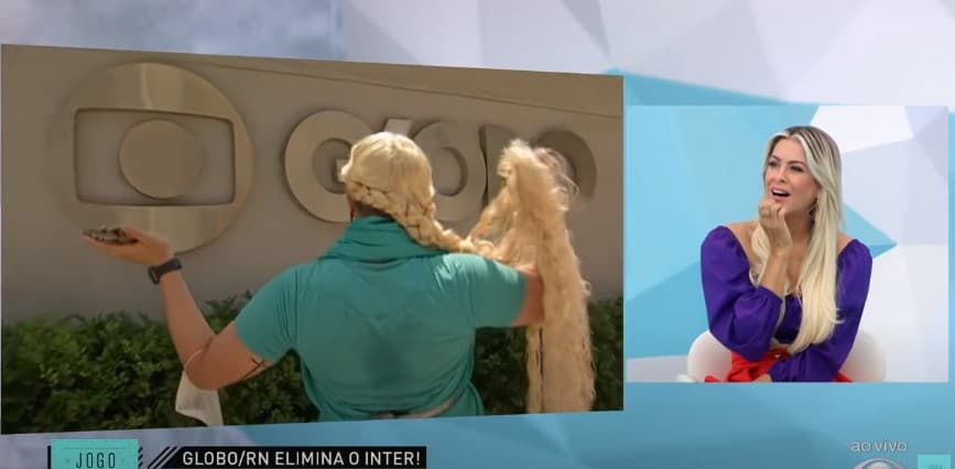 Renata Fan foi surpeendida com sua sósia em frente a Globo Renata Fan foi surpeendida com sua sósia em frente a Globo