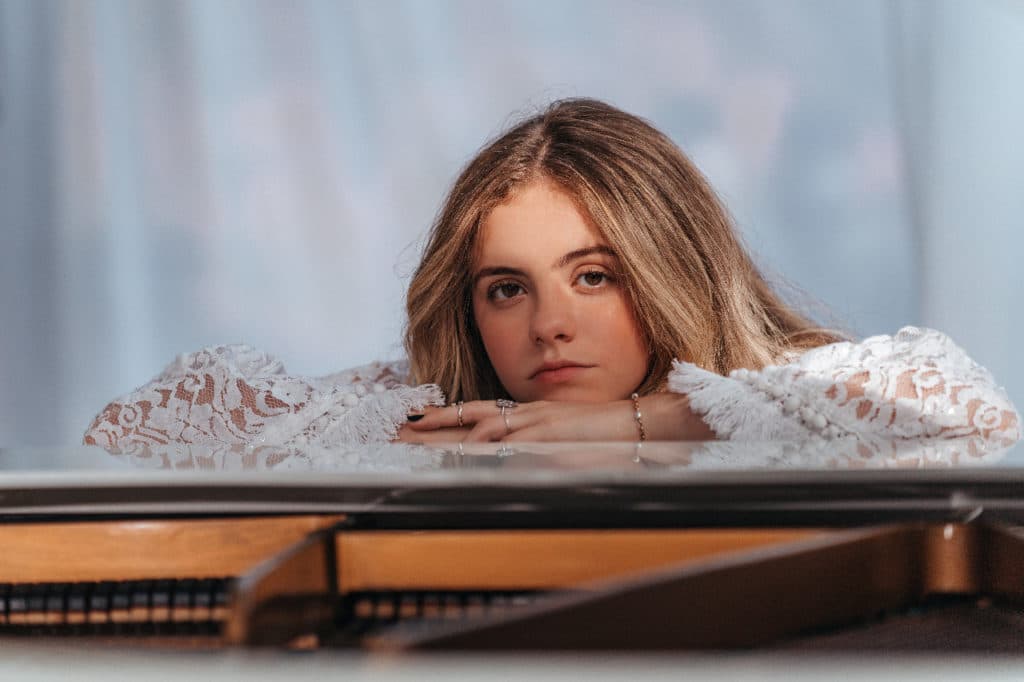 Julia Svacinna é a mais nova contratada da Warner Chappell e lança novo single e clipe nos dias 8 e 9 de março respectivamente