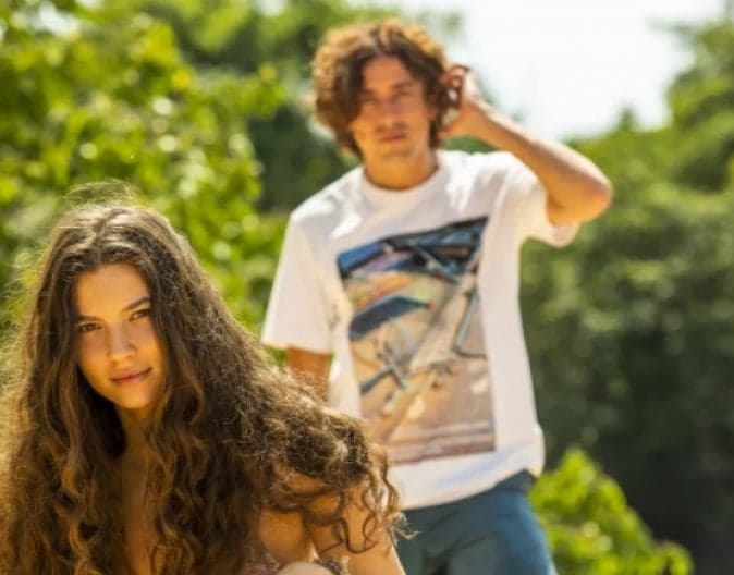 Alanis Guillen e Jesuíta Barbosa vivem Juma e Jove no remake da trama da Globo (Foto: Reprodução / Globo) Alanis Guillen e Jesuíta Barbosa vivem Juma e Jove no remake da trama da Globo (Foto: Reprodução / Globo)