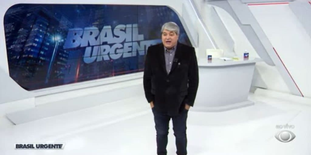 Datena, em meio a despedida, é colocado contra a parede, fala de choro da esposa e admite: "Faz tempo"