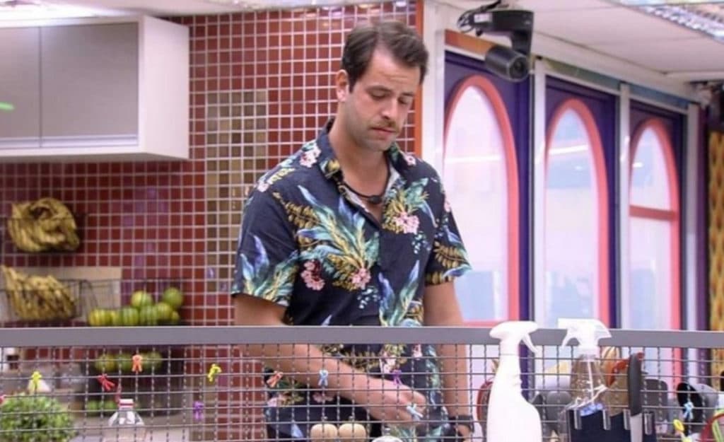BBB22: Gustavo se revolta, afirma que só lavará louça que sujar e dispara: "Não cozinho mais"