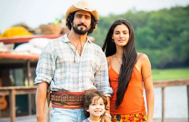 José Leôncio (Renato Goes) Filó (Letícia Salles) e Tadeu (Lucas Oliveira dos Santos) na primeira fase de 'Pantanal' (Foto: Reprodução / Globo / João Miguel Júnior) José Leôncio (Renato Goes) Filó (Letícia Salles) e Tadeu (Lucas Oliveira dos Santos) na primeira fase de 'Pantanal' (Foto: Reprodução / Globo / João Miguel Júnior)