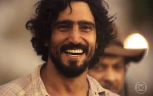 Renato Góes interpreta José Leôncio jovem na novela 'Pantanal'; estreia focou em pai e filho (Foto: Reprodução / Globo) Renato Góes interpreta José Leôncio jovem na novela 'Pantanal'; estreia focou em pai e filho (Foto: Reprodução / Globo)
