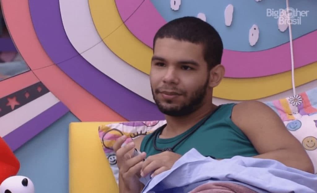 BBB22: Natália dorme com Eliezer após festa e Vyni brinca: "Nada de BBBaby"
