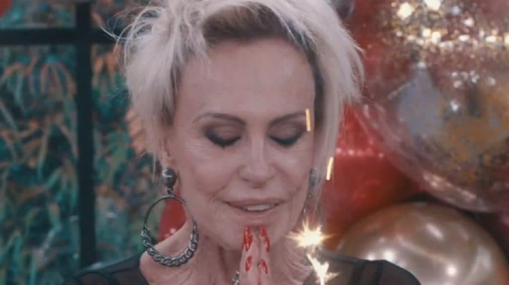Ana Maria Braga surgiu no meio da programação da Globo com mensagem subliminar Ana Maria Braga surgiu no meio da programação da Globo com mensagem subliminar