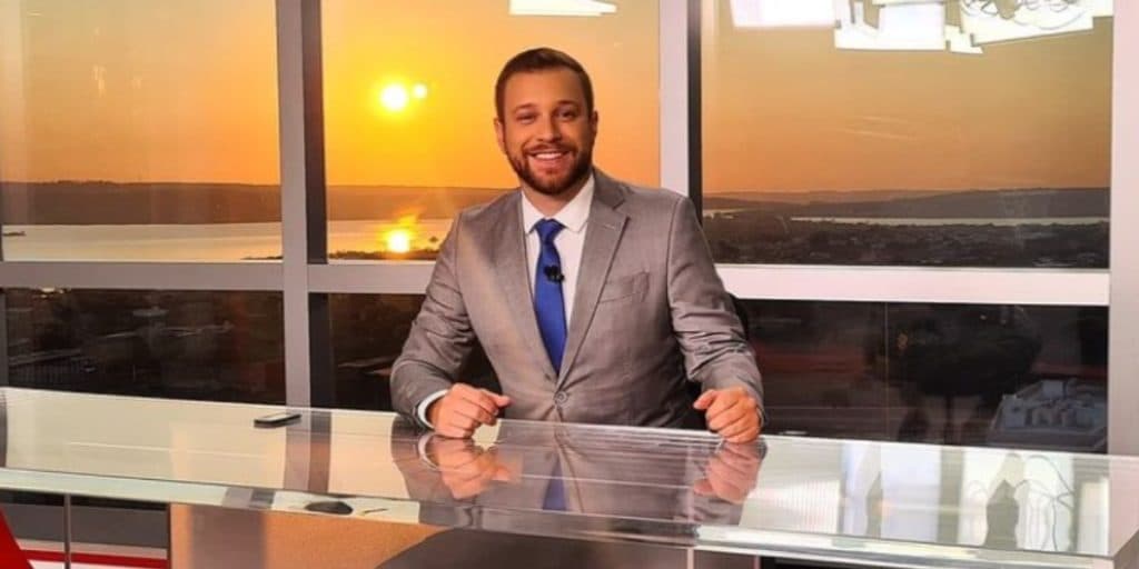 Apresentador da CNN Brasil, após se declarar para homem, assume romance e confirma namoro: "Te amo''