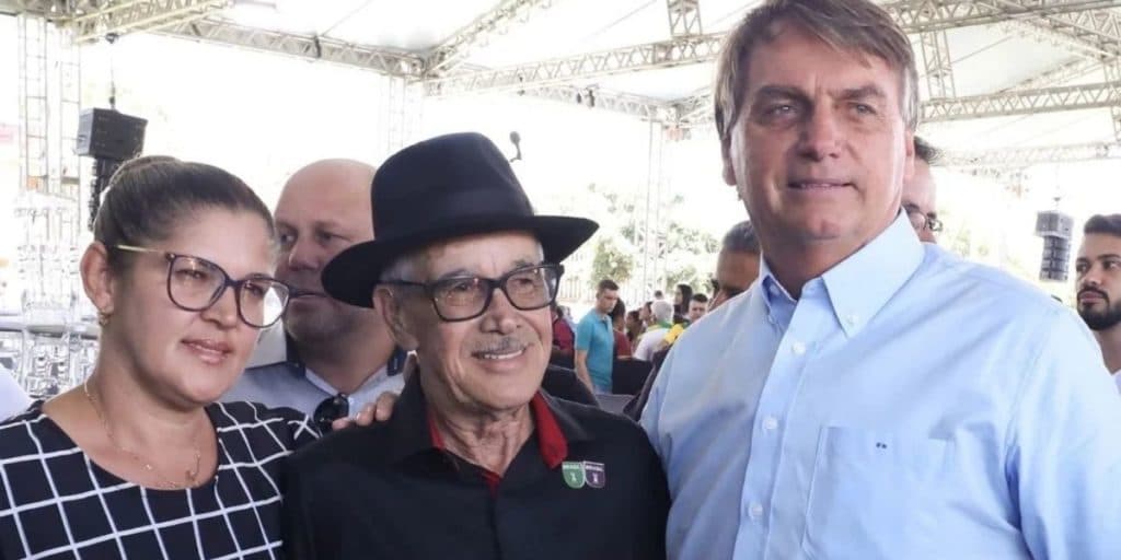 Em evento rural, Bolsonaro troca nome de pai de Gusttavo Lima e dispara: 'Véio igual eu"