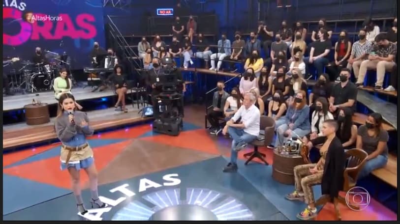 Maísa comandou o Altas Horas enquanto Serginho se acomodou no lugar dos convidados Maísa comandou o Altas Horas enquanto Serginho se acomodou no lugar dos convidados