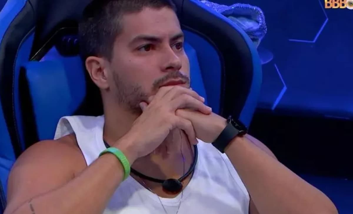 Arthur Aguiar fica bravo ao vigiar as conversas de Gustavo Marsengo sobre ele Arthur Aguiar fica bravo ao vigiar as conversas de Gustavo Marsengo sobre ele