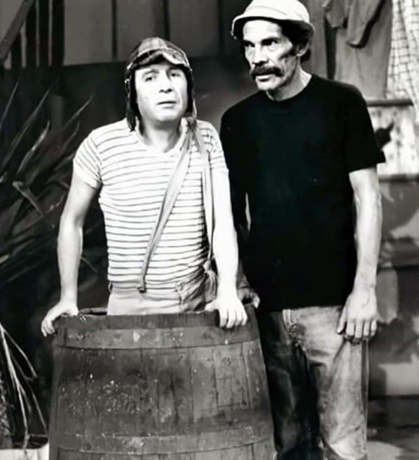 Chaves (Roberto Gomez Bolaños) e Seu Madruga (Ramón Valdés) durante as gravações do seriado em 1975 Chaves (Roberto Gomez Bolaños) e Seu Madruga (Ramón Valdés) durante as gravações do seriado em 1975