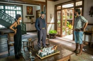 José Leôncio (Marcos Palmeira) recebe Tenório (Murilo Benício) e Guta (Julia Dalavia) em sua casa e conta que Jove está vivo em 'Pantanal' (Foto: Reprodução / Globo) José Leôncio (Marcos Palmeira) recebe Tenório (Murilo Benício) e Guta (Julia Dalavia) em sua casa e conta que Jove está vivo em 'Pantanal' (Foto: Reprodução / Globo)