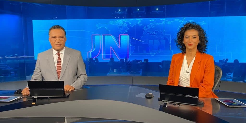 Jornal Nacional tem ato histórico, troca apresentadores e coloca dois jornalistas negros na bancada, após 50 anos