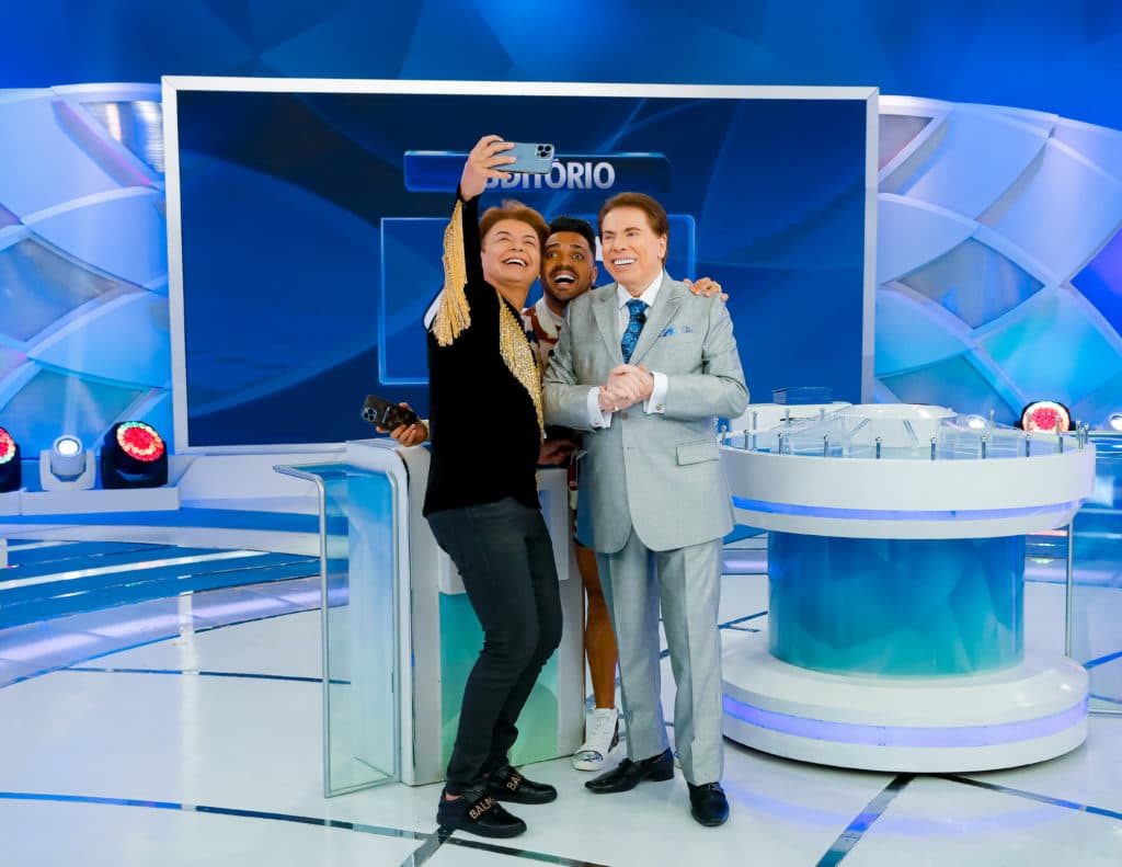 Inédito! Silvio Santos esbanja elegância com seu terno novo prateado, recebe David Brazil e Tirullipa no “Jogo das 3 Pistas” e inova ao dar chance para plateia no “Jogo dos Pontinhos”