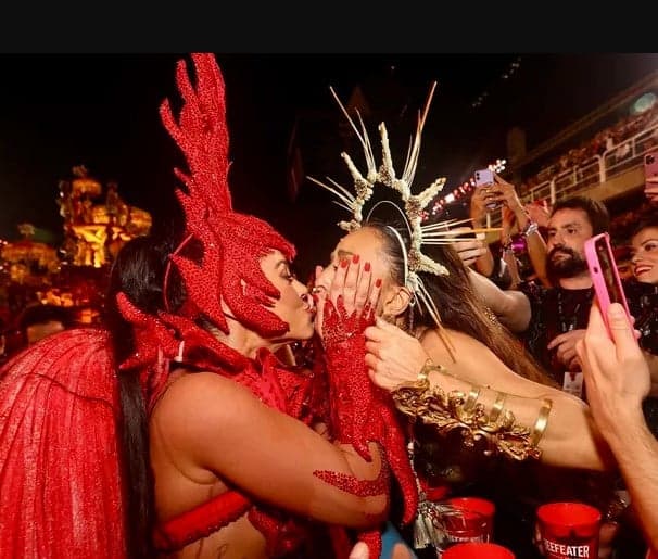 Paolla Oliveira e Sabrina Sato trocaram selinho no desfile das campeãs Paolla Oliveira e Sabrina Sato trocaram selinho no desfile das campeãs