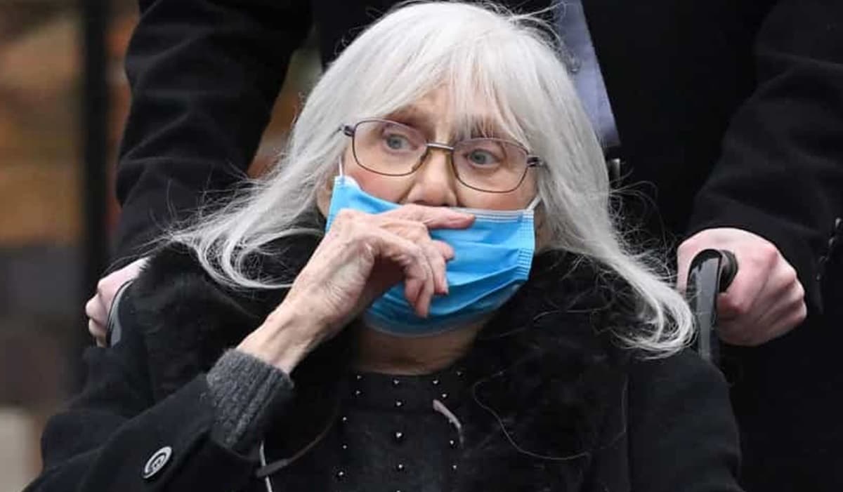 A atriz britânica, Anna Karen, aos 85 anos e debilitada na carreira de rodas A atriz britânica, Anna Karen, aos 85 anos e debilitada na carreira de rodas