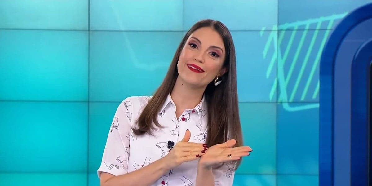 Chris Flores sempre traz uma fofoca quentinha ao público nas tardes do SBT Chris Flores sempre traz uma fofoca quentinha ao público nas tardes do SBT