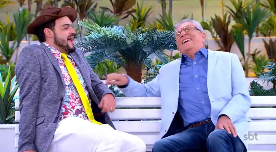 Carlos Alberto expõe situação em camarim com estrela da Praça e esposa denuncia: "São muitas besteiras" Carlos Alberto expõe situação em camarim com estrela da Praça e esposa denuncia: "São muitas besteiras"
