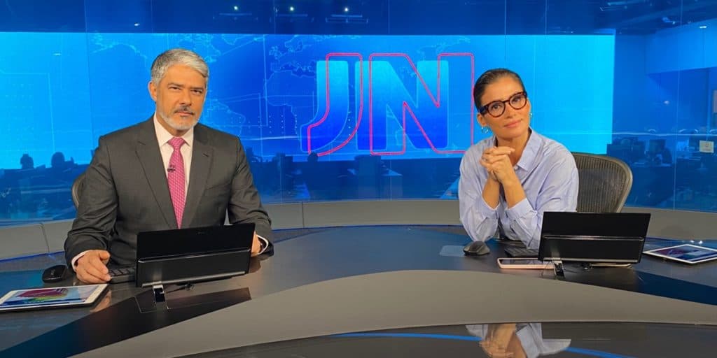 Jornal Nacional promove mudanças com Bonner e Renata na bancada e estúdio tem transformação