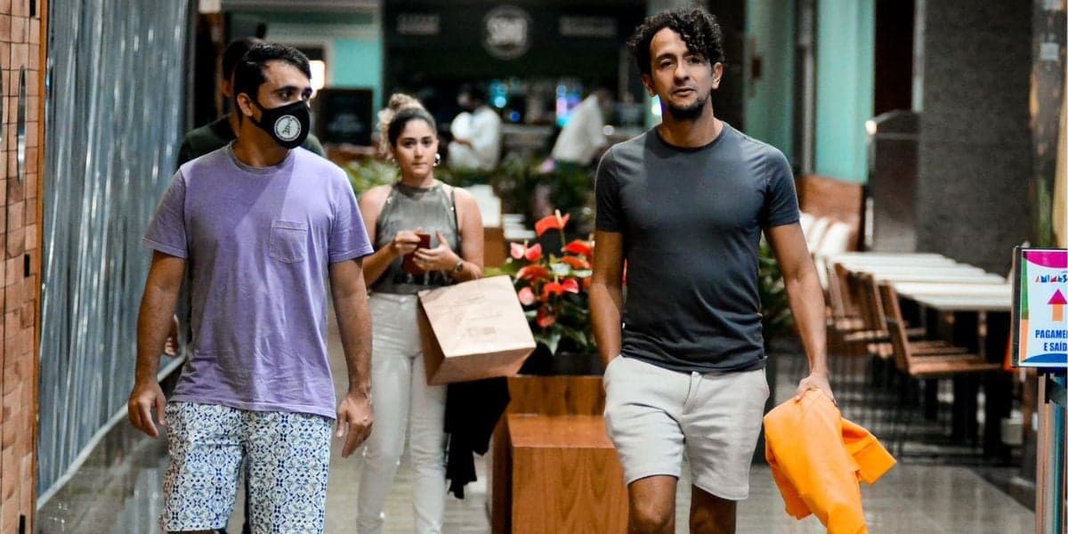 (Exclusivo) Irandhir Santos e o marido, Roberto Efrem Filho , fazem rara aparição após acidente com cavalo nas gravações da novela Pantanal. Shopping Rio Design Barra. Rio de Janeiro. Fotos - Webert Belicio - Agnews (Exclusivo) Irandhir Santos e o marido, Roberto Efrem Filho , fazem rara aparição após acidente com cavalo nas gravações da novela Pantanal. Shopping Rio Design Barra. Rio de Janeiro. Fotos - Webert Belicio - Agnews