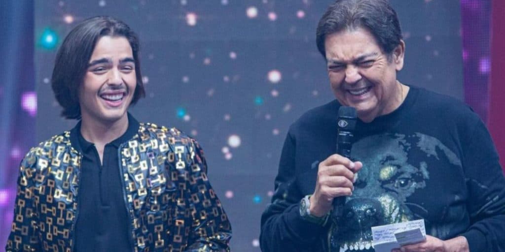 Faustão brinca com o filho em gravação