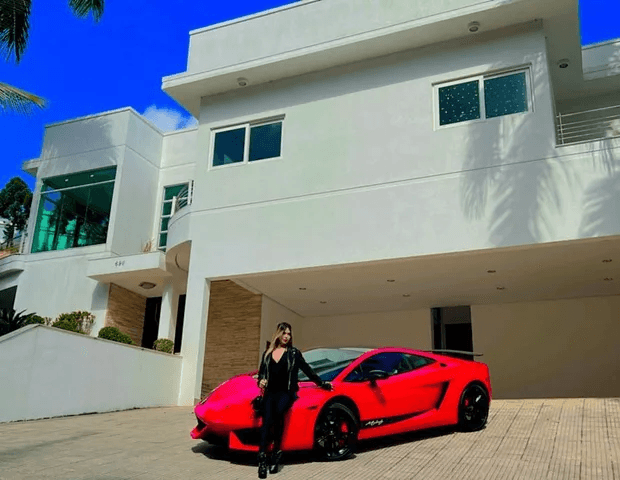 Melody posa com carro de luxo que ganhou de aniversário (Foto: Reprodução) Melody posa com carro de luxo que ganhou de aniversário (Foto: Reprodução)