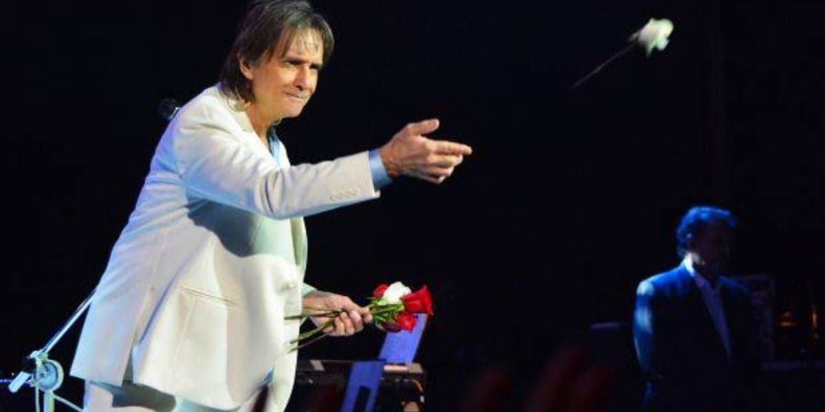 Roberto Carlos Distribuindo rosas (Reprodução) Roberto Carlos Distribuindo rosas (Reprodução)