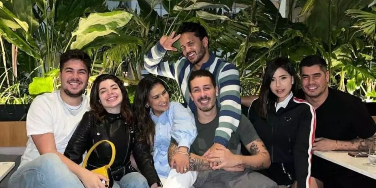 Simone em foto com amigos (Foto: Instagram) Simone em foto com amigos (Foto: Instagram)