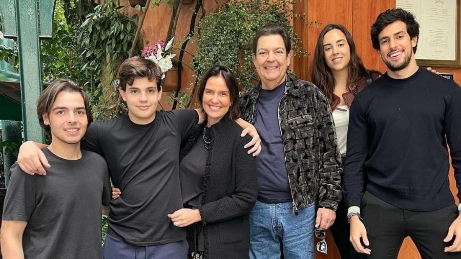 Julinho Casares em foto ao lado da namorada e de sua família (Foto: Reprodução) Julinho Casares em foto ao lado da namorada e de sua família (Foto: Reprodução)