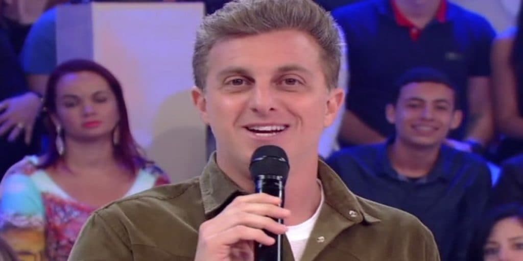Luciano Huck quebra todos os protocolos na Globo e deixa funcionário acanhado com pergunta enigmática ao vivo