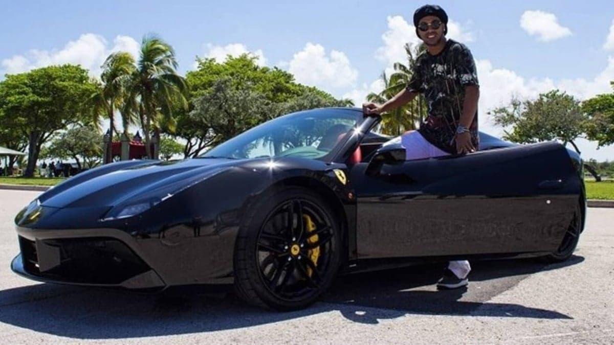 Ronaldinho Gaúcho e seu carrão de milhões Ronaldinho Gaúcho e seu carrão de milhões