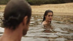 Zefa (Paula Barbosa) seduzirá Tadeu (José Loreto) ao tomar banho nua com ele em Pantanal (Foto: Reprodução / Globo) Zefa (Paula Barbosa) seduzirá Tadeu (José Loreto) ao tomar banho nua com ele em Pantanal (Foto: Reprodução / Globo)