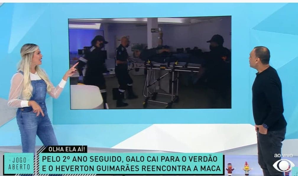 Renata Fan e Denilson assistiram Heverton Guimarães saindo de maca do Jogo Aberto- Foto: Reprodução Renata Fan e Denilson assistiram Heverton Guimarães saindo de maca do Jogo Aberto- Foto: Reprodução
