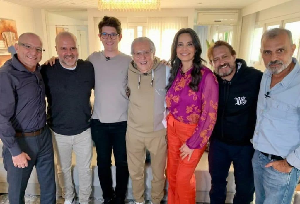Carlos Alberto ao lado de Carla Vilhena e seus filhos para o especial 'Nossos Pais' Carlos Alberto ao lado de Carla Vilhena e seus filhos para o especial 'Nossos Pais'