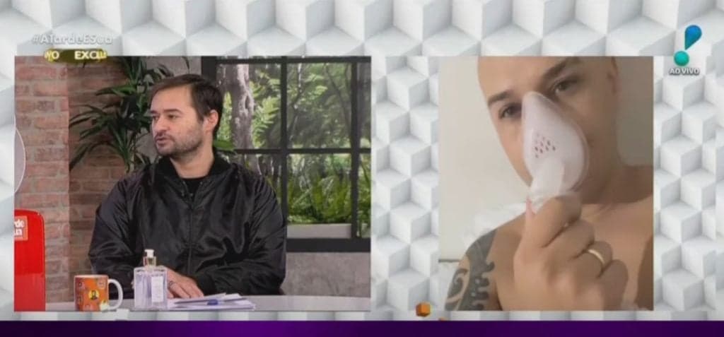 Tiago Barnabé está usando inalador para superar o problema da perda de voz Tiago Barnabé está usando inalador para superar o problema da perda de voz
