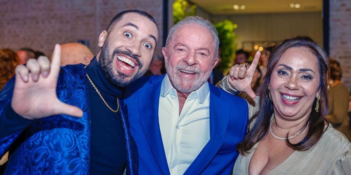 Gil do Vigor fazendo o L ao lado do candidato Lula e sua mãe (Foto: Instagram) Gil do Vigor fazendo o L ao lado do candidato Lula e sua mãe (Foto: Instagram)