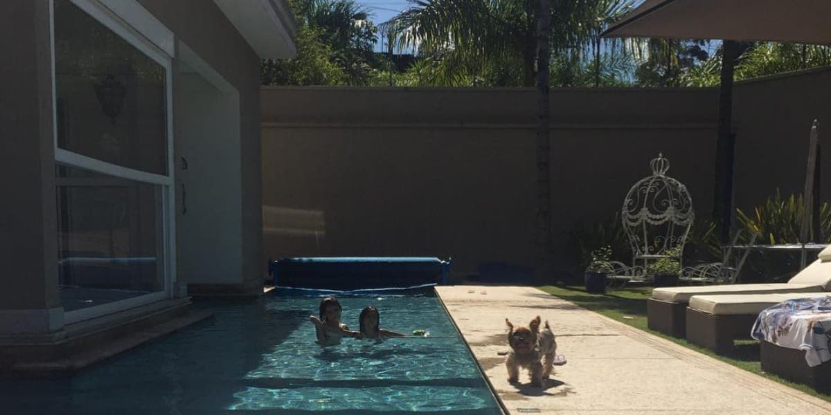 Piscina da casa, com as filhas gêmeas aproveitando para se refrescar no calor (Foto: Instagram) Piscina da casa, com as filhas gêmeas aproveitando para se refrescar no calor (Foto: Instagram)