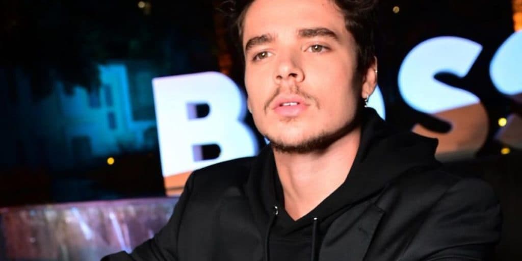 Cantor de muito talento e padrinho de ONG na Angola: João Figueiredo se destaca como gente que faz o bem