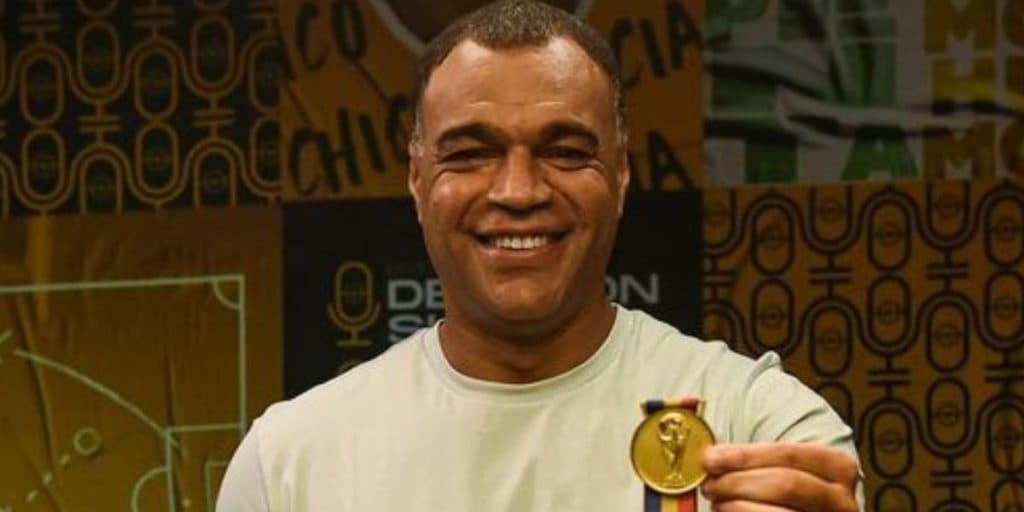 Denílson revela como foi encontro com cantor e entrega registro: "Uma noite que ficou pra história"
