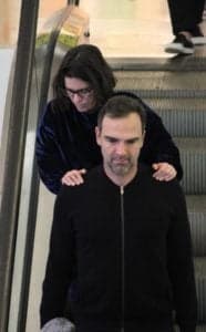 O apresentador do BBB ao lado de sua esposa no shopping (Adão - AGNews) O apresentador do BBB ao lado de sua esposa no shopping (Adão - AGNews)