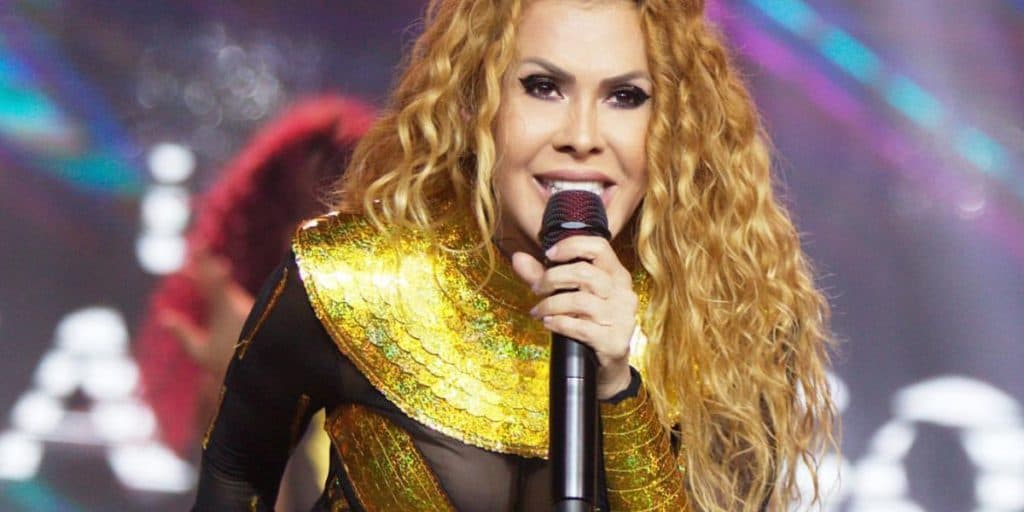 Joelma é pega pelo pescoço por pessoa descontrolada, cantora entra em pânico e segurança se desespera