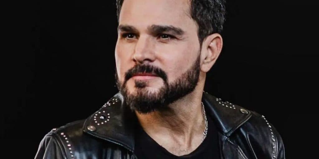 Luciano Camargo beija seu maior amor em foto, faz declaração ao filho