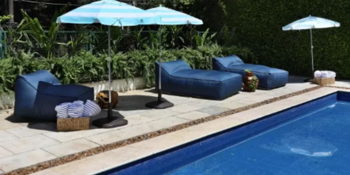 A fortuna estratosférica de Pabllo Vittar: cantora mora em mansão com sala enorme, piscina e salão de jogos; - Foto: Reprodução A fortuna estratosférica de Pabllo Vittar: cantora mora em mansão com sala enorme, piscina e salão de jogos; - Foto: Reprodução