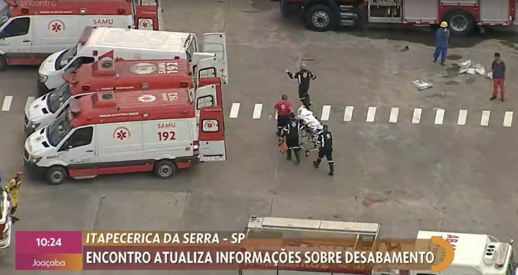 Globocop flagrou o momento em que uma pessoa era retirada em uma maca coberta por um alumínio Globocop flagrou o momento em que uma pessoa era retirada em uma maca coberta por um alumínio