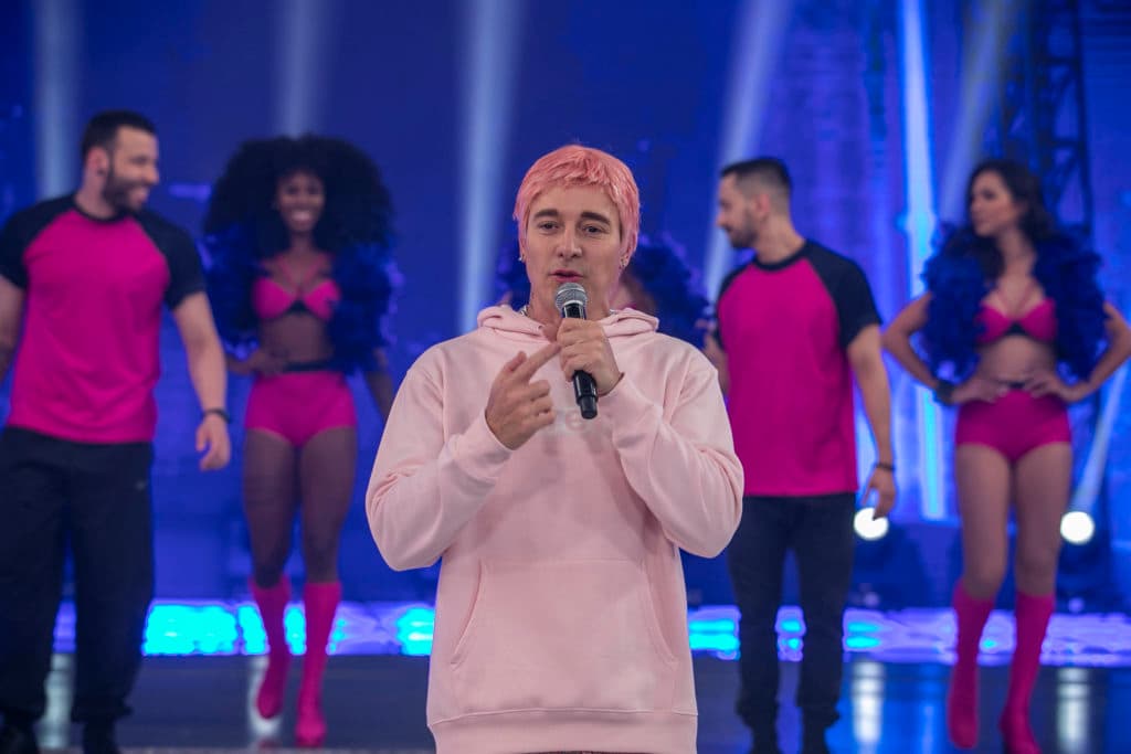 No “Dança Gatinho”, Rodrigo Faro faz apresentação especial e se transforma em Justin Bieber