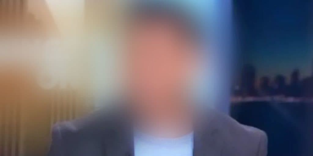 Jornalista tem nude vazado, emissora anuncia demissão e ele implora perdão: "Humilhação que causei"