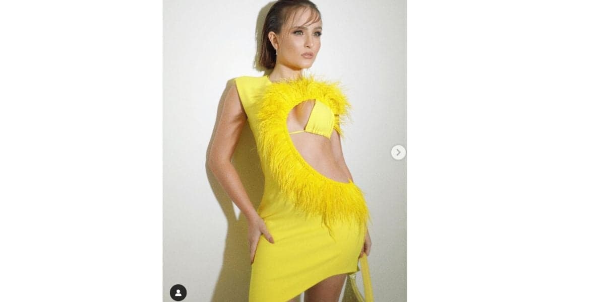 Larissa Manoela com belo vestido amarelo Larissa Manoela com belo vestido amarelo