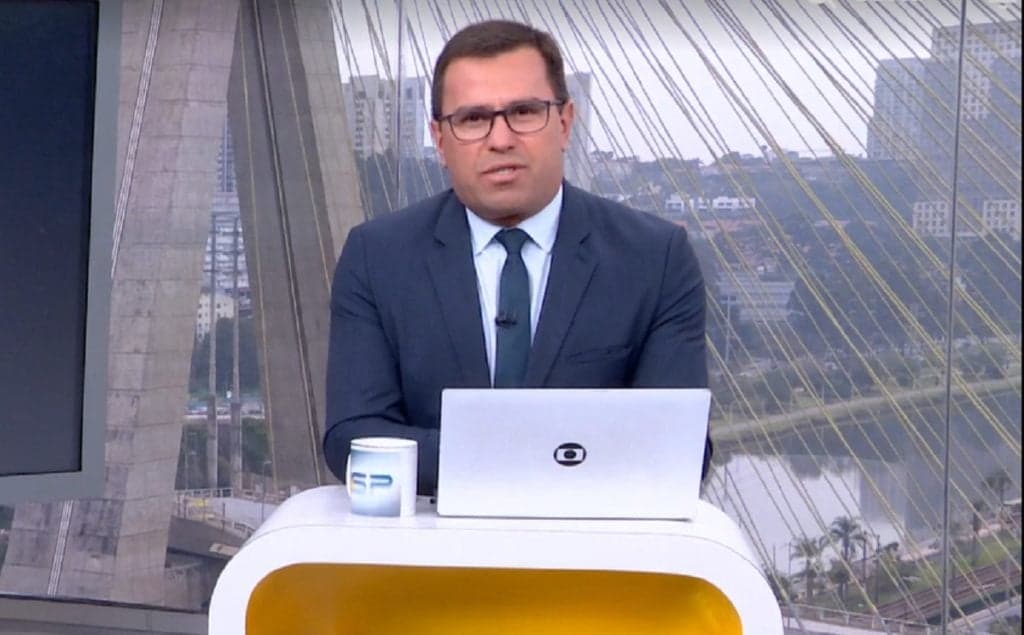 Rodrigo Bocardi leva mãos ao peito com o que ouve de multidão gritando e não esconde: "Nem berrando consigo"