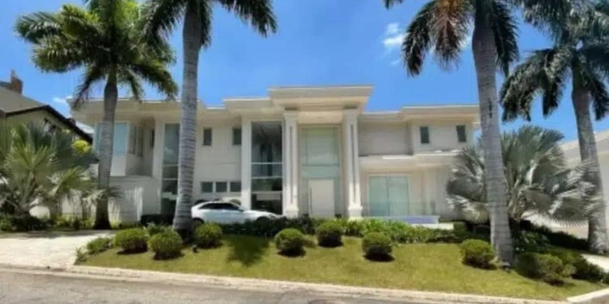 Hall de entrada, com um enorme pé direito e acesso a garagem para 20 carros (Foto: Instagram) Hall de entrada, com um enorme pé direito e acesso a garagem para 20 carros (Foto: Instagram)