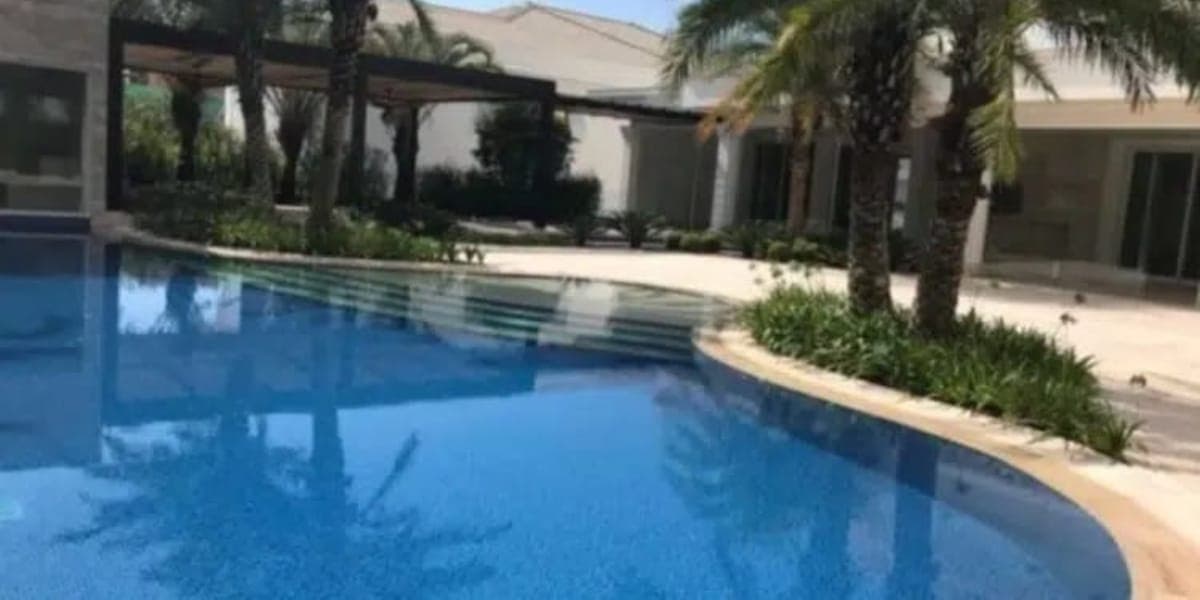 Enorme piscina da casa de Luan Santana que está à venda (Foto: Instagram) Enorme piscina da casa de Luan Santana que está à venda (Foto: Instagram)